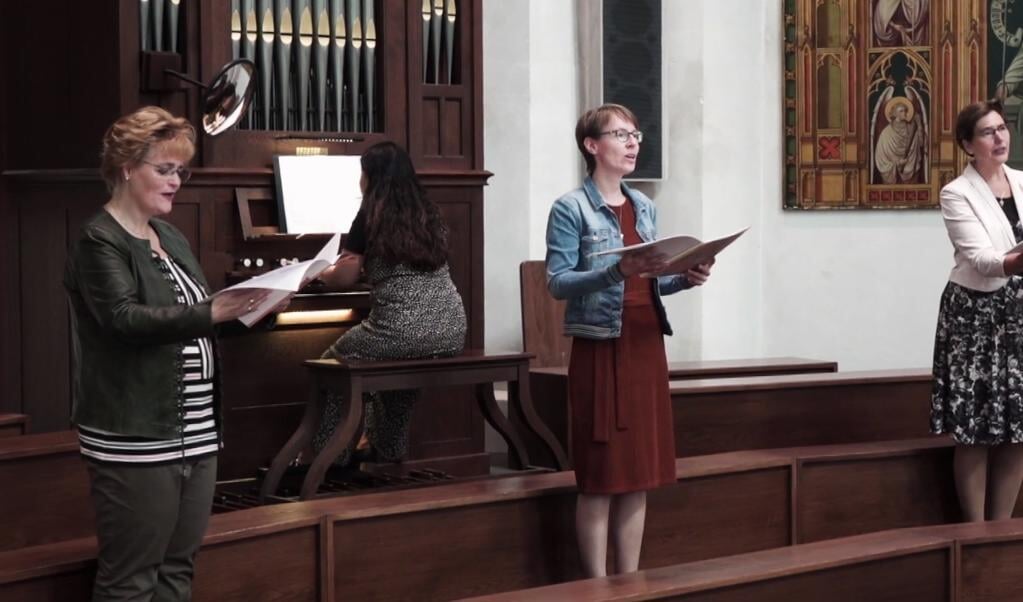 Karin Timmer, Rosali Viveen en Sonja Roskamp zingen het 'Lam Gods' uit de Missa Corona, op orgel begeleid door Cecilia Raymakers. (beeld vimeo)