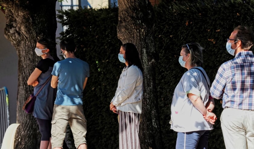 2020-07-07 09:07:08 People queue to undergo a Covid-19 test, in Montargis on July 7, 2020, as part of a massive testing campaign in the area after an outbreak cluster was identified amid the crisis linked with the Covid-19 pandemic caused by the novel coronavirus.
GUILLAUME SOUVANT / AFP (beeld afp / Guillaume Souvant)