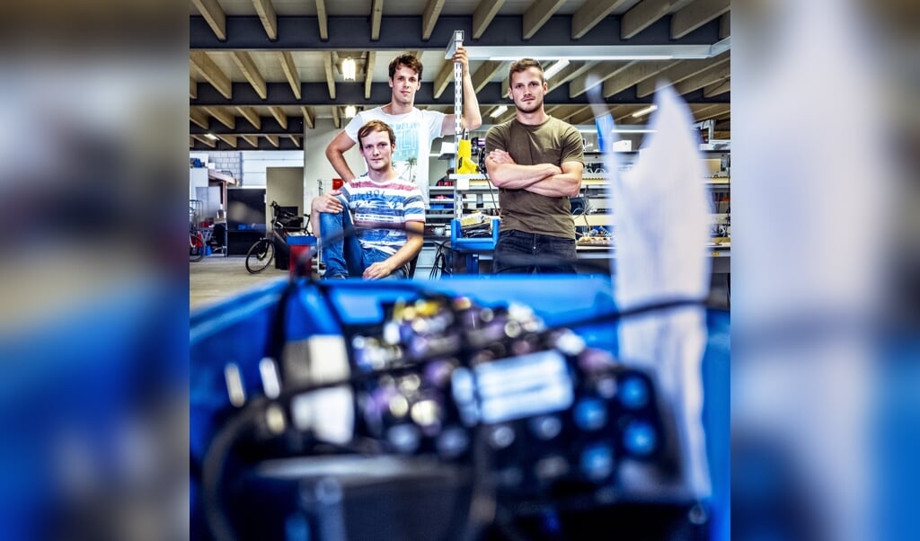 Vanaf links: Wout, Stan en Koen Seuren in de nieuwe werkplaats van KWS Seuren. (beeld Raymond Rutting)