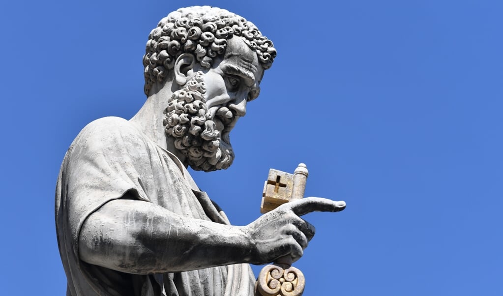 Het beeld van de apostel Petrus op het Sint-Pietersplein in Rome. Hij kijkt met de 'sleutel van het koninkrijk der hemelen' in de hand uit over de stad Rome en de wereld. (beeld afp / Andreas Solaro)