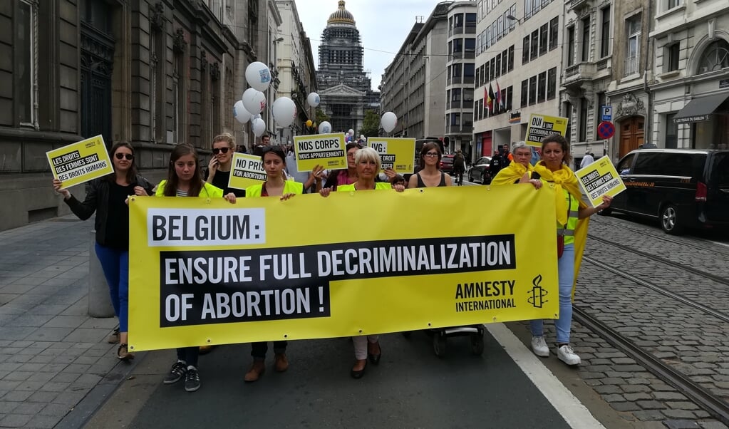 Demonstranten in de straten van Brussel eisen een soepeler abortuswetgeving. (beeld afp / Antony Gevaert)