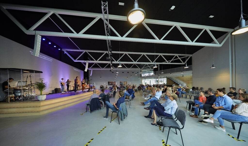 De Kruispuntgemeente in Amersfoort-Vathorst houdt sinds een paar weken weer kerkdiensten op 1,5 meter. Er is plek voor ongeveer 120 bezoekers. (beeld Jaco Klamer)