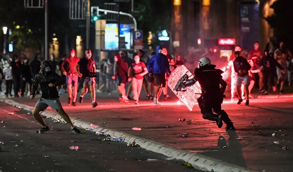 Servische politieagenten grijpen in tijdens een demonstratie, vorige week, in de Servische hoofdstad Belgrado. (beeld afp / Andrej Isakovic)