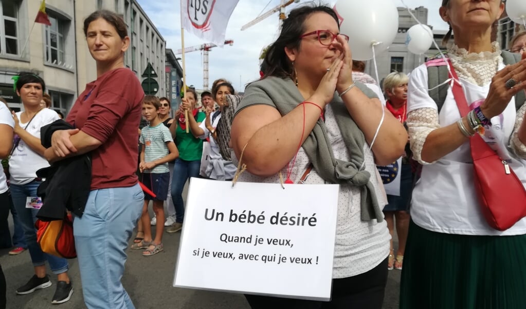 Een pro-abortusdemonstrant in de straten van Brussel, voor wie de voorgestelde versoepeling niet ver genoeg gaat. (beeld afp / Antony Gevaert)