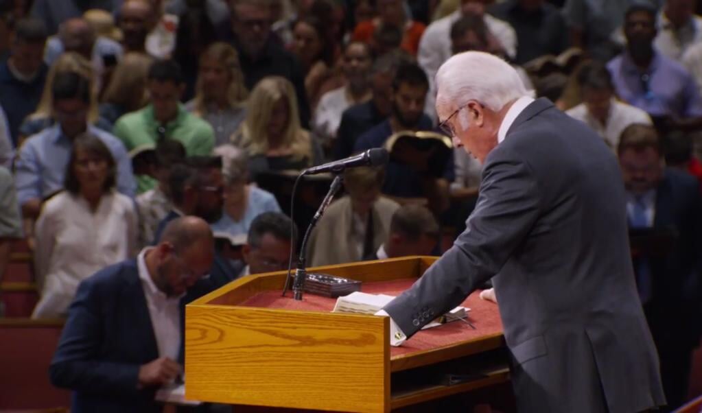 In de Grace Community Church in Californië zaten de kerkgangers dicht bij elkaar en zongen ze samen. (beeld Facebook)
