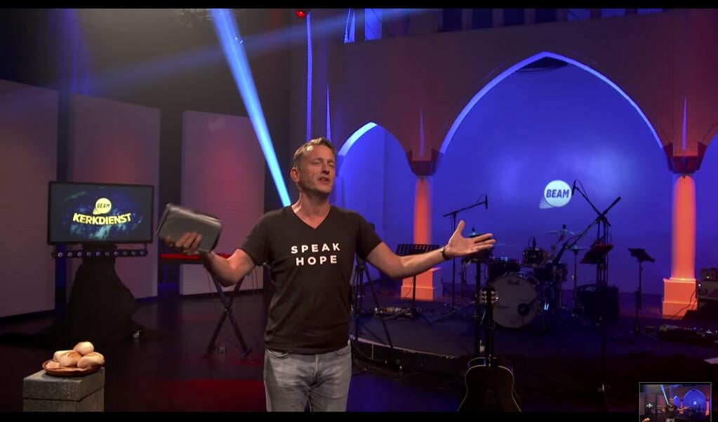 Het gebeurt te vaak - en dat is niet terecht - dat een online kerkdienst van een lokale kerk wordt vergeleken en afgemeten aan de Beam-kerkdiensten van de EO. Alsof een kerkdienst in het dorp ook wordt afgerekend op kijkcijfers. Hier te zien: uitzending EO afgelopen zondag, met Tiemen Westerduin. (beeld Youtube)