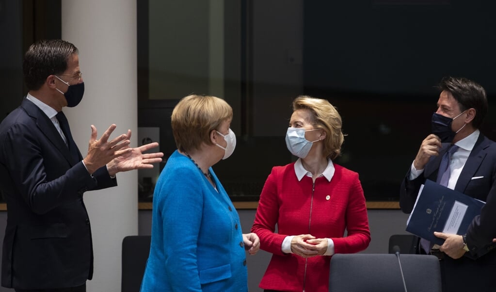 Premier Mark Rutte gebaart - over de Duitse bondskanselier Merkel en commissievoorzitter Ursula von der Leyen heen - naar de Italiaanse premier Giuseppe Conte, tijdens de eurotop vorig weekend. (beeld afp / Francisco Seco)