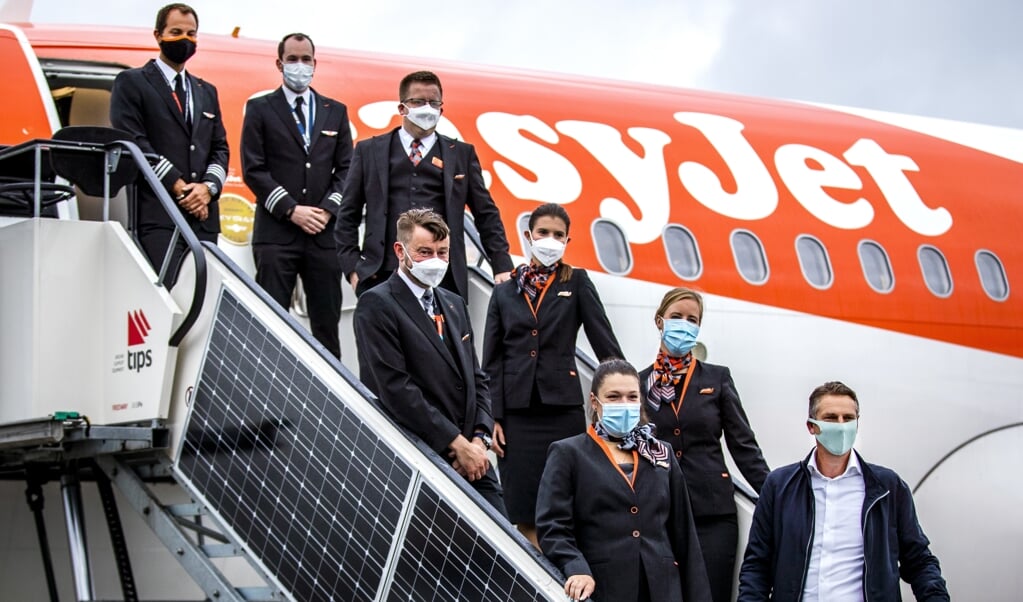 De crew van het toestel gaat op de foto voor vertrek naar Malaga. Luchtvaartmaatschappij easyJet hervat de vluchten van en naar Schiphol na een periode dat er niet werd gevlogen vanwege het coronavirus. (beeld anp / Remko de Waal)
