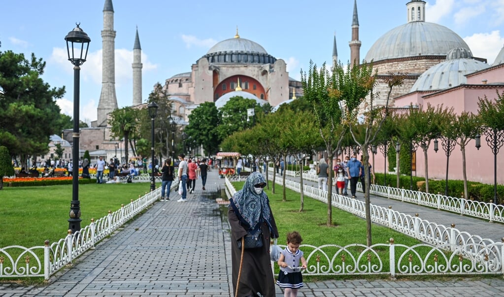 Kritiek op zijn besluit van Hagia Sophia weer een moskee te maken, beschouwt president Erdogan als een aanval op de Turkse soevereiniteit. (beeld afp / Ozan Kose)