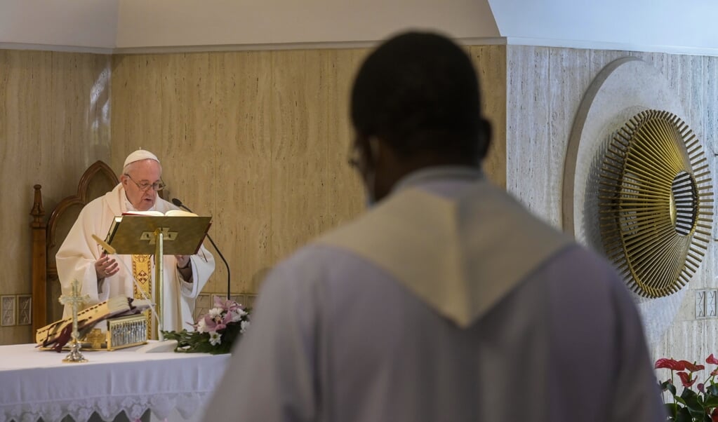 Paus Franciscus viert de eucharistie op de zevende verjaardag van zijn historische bezoek aan het Italiaanse eiland Lampedusa. (beeld afp / vatican media)