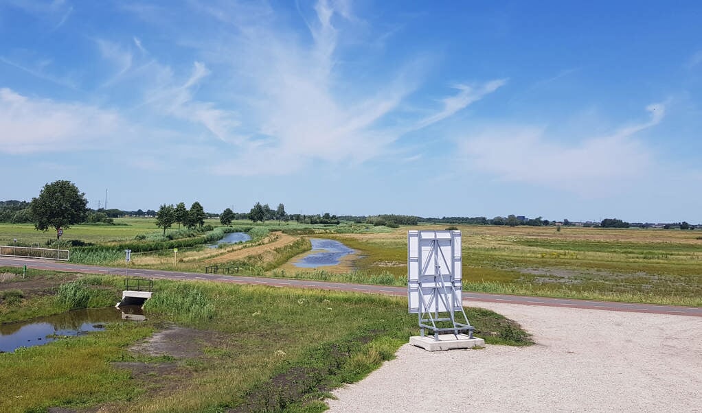 Zicht vanaf de uitkijktoren op het Binnenveld met onder het bruggetje het Valleikanaal en daarnaast de Kromme Eem. (beeld nd)