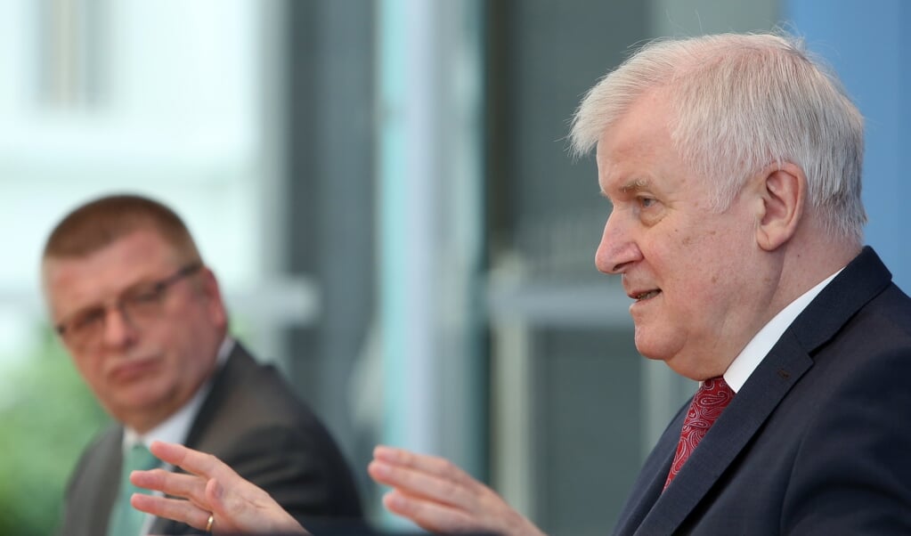 Duitse minister van Binnenlandse Zaken Horst Seehofer (CSU, R) and Thomas Haldenwang, president of the German federal office for protection of the constitution (Verfassungsschutz, or BfV) attend a news conference in Berlin, Germany, 09 July 2020. The Federal Office for the Protection of the Constitution presented its annual report for 2019. EPA/ADAM BERRY / POOL (beeld epa / Adam Berry)