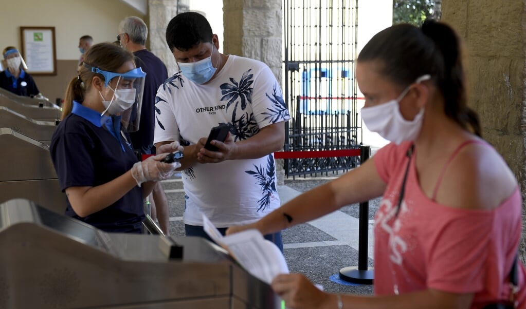 De mondkapjes van het Spaanse bedrijf Bexen Medical zijn wit, zodat ze goed te onderscheiden zijn van de Chinese (blauwe) mondkapjes. (beeld Josep Lago / afp)
