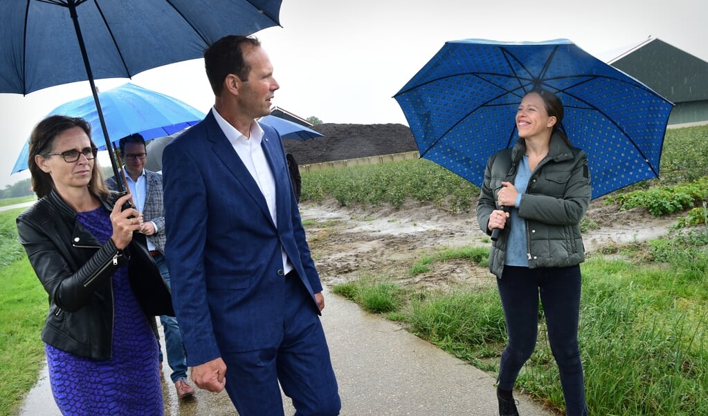 <p>Minister Carola Schouten van Landbouw, deze zomer bij een werkbezoek aan een akkerbouwer en zijn vrouw in Stellendam.</p> (beeld Marcel van den Bergh)