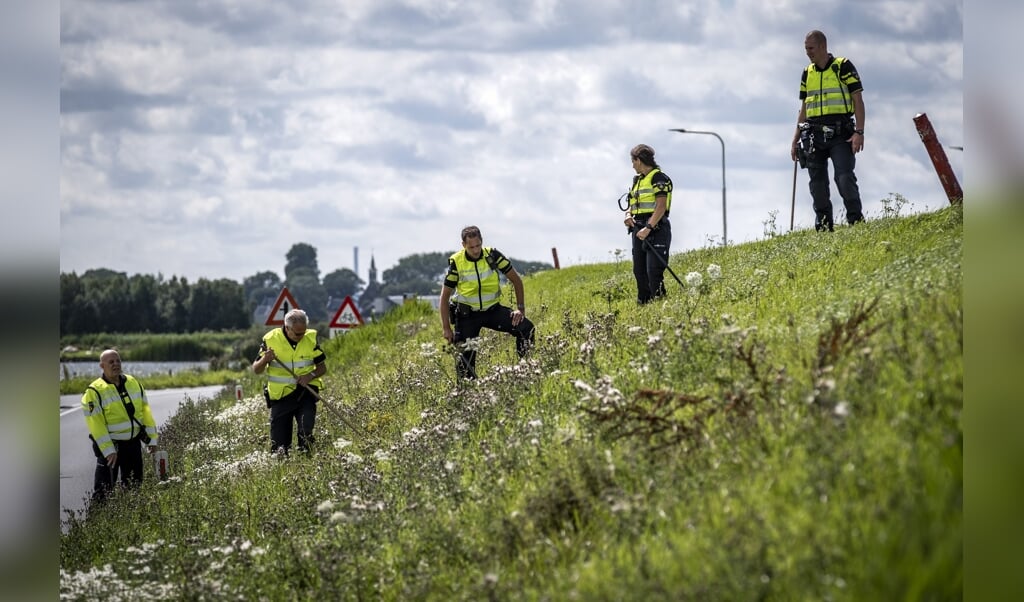 Politie doet onderzoek in de berm op de plek waar een meisje van 14 jaar uit Marken is gevonden langs de dijk tussen Monnickendam en Marken. De politie is bezig met een zoektocht in de berm voor eventueel meer bewijs. (beeld anp / Ramon van Flymen)