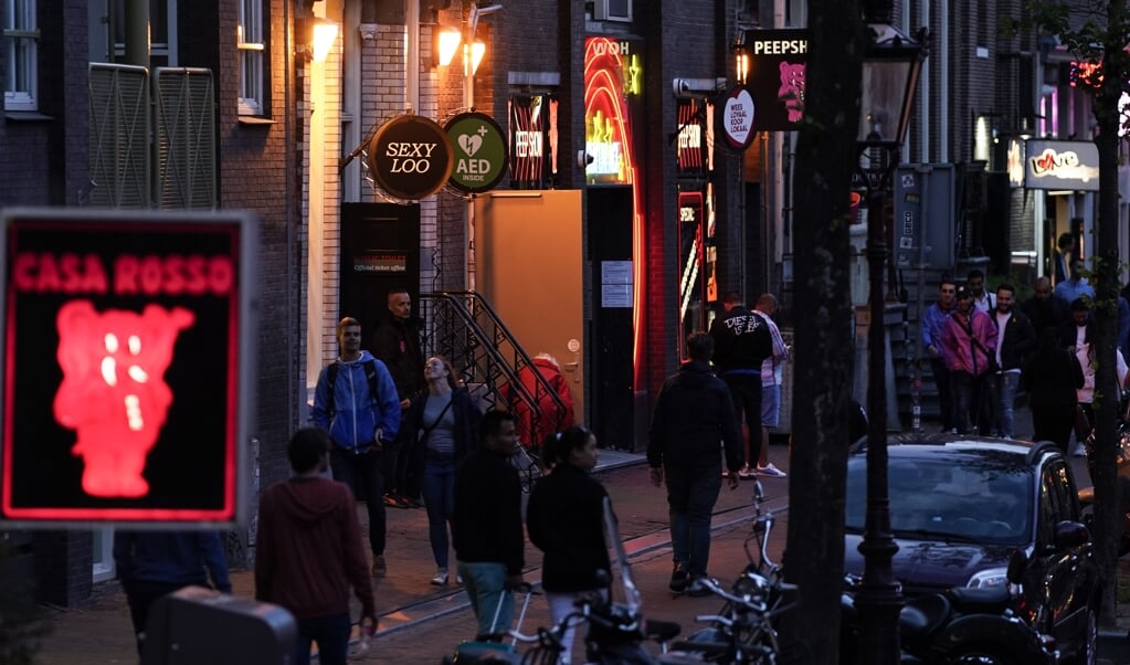 Prostitutie verbieden is geen oplossing, stelt onderzoeker Rebecca van der Veer. 'Sekswerkers gaan meer risico's nemen en worden kwetsbaarder. En dat is juist een van de grootste oorzaken waardoor mensen worden uitgebuit.’ (beeld afp / Kenzo Tribouillard)