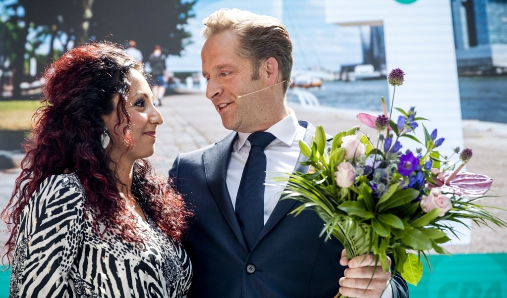 Hugo de Jonge en zijn vrouw Mireille na de bekendmaking van de uitslag van de lijsttrekkersverkiezing. (beeld anp / Sem van der Wal)