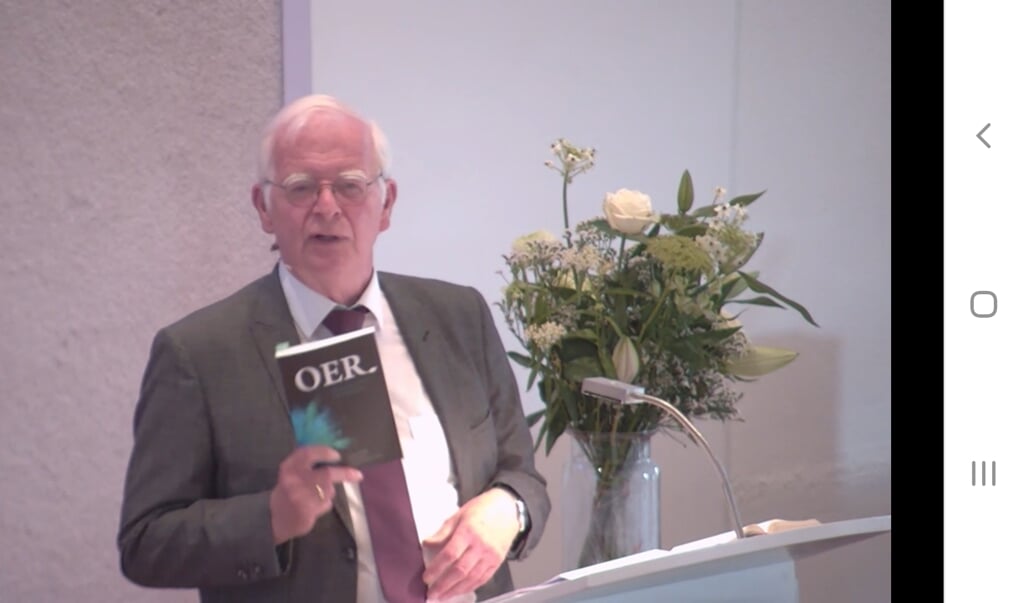 Emeritus predikant Luuk Sollie heeft het boekje 'Oer' gebruikt als inspiratiebron voor zijn preek. (beeld nd)
