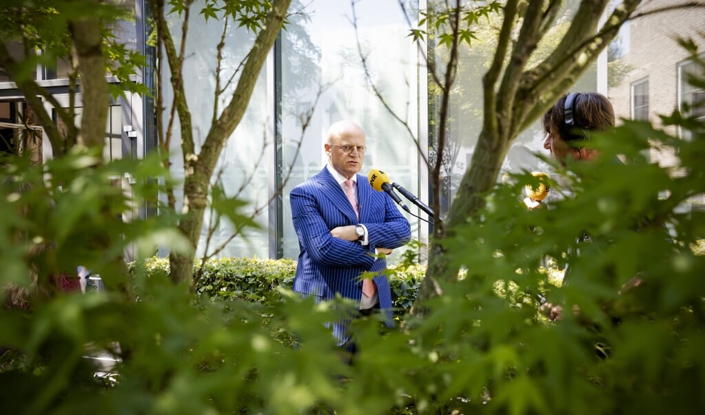 Minister van Eredienst Ferd Grapperhaus: ‘Jongens, dat coronavirus is echt wel dóódeng, hoor.’ (beeld anp / Robin van Lonkhuijsen)