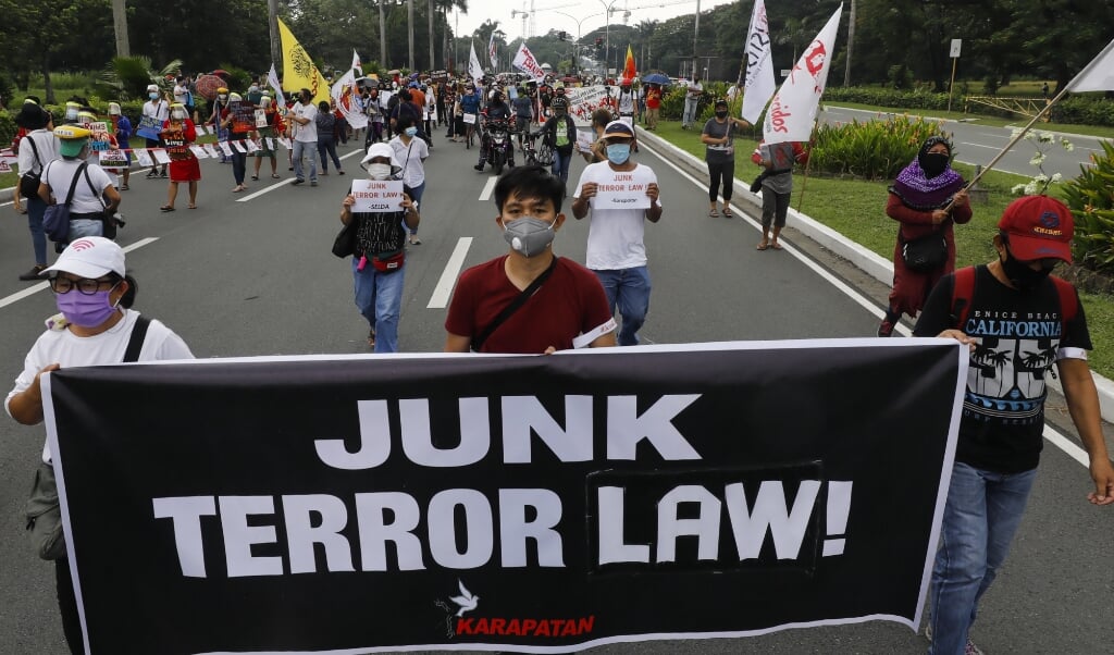 Demonstranten in Quezon City gingen de straat op om hun ongenoegen te uiten over de nieuwe antiterrorismewet in de Filipijnen. (beeld epa / Rolex dela Pena)