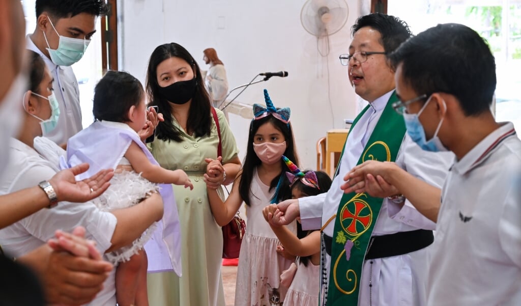 Doopsel in de rooms-katholieke Kerk van de Goddelijke Verlosser in Bangkok op 26 juli 2020 (beeld Romeo Gacad / afp)