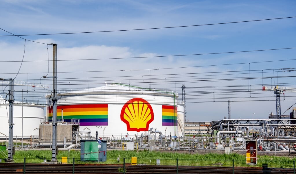 ROTTERDAM - Exterieur van het terrein van Shell Pernis. Olie- en gasconcern Shell heeft in het tweede kwartaal het grootste nettoverlies ooit van 18,1 miljard dollar geleden vanwege de coronacrisis. ANP ROBIN UTRECHT (beeld anp / Robin Utrecht)