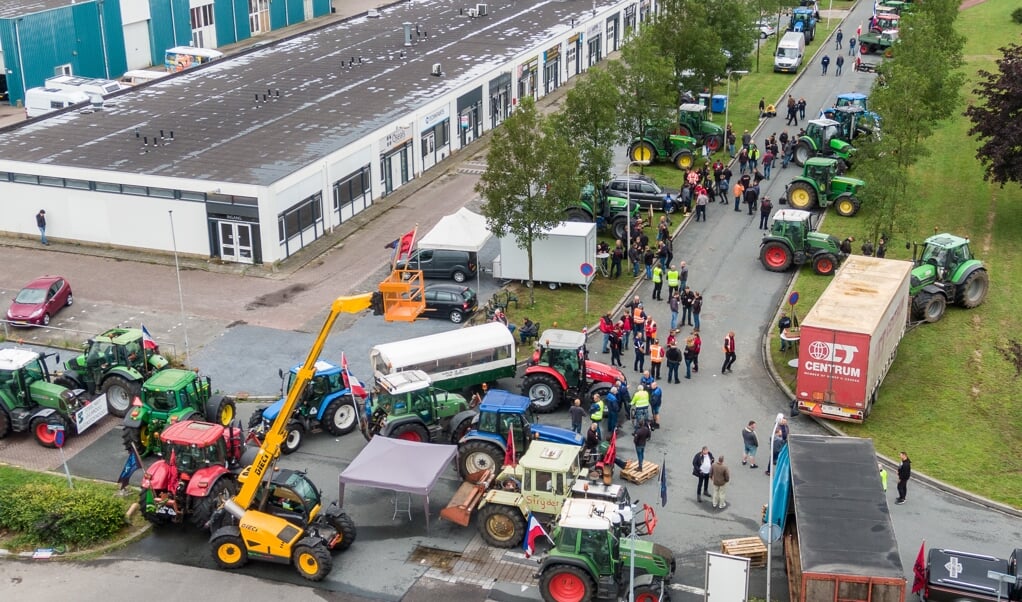 Boeren blokkeerden vrijdag met tractoren de toegangswegen naar het distributiecentrum van Albert Heijn in Zwolle. (beeld anp / Wilbert Bijzitter)