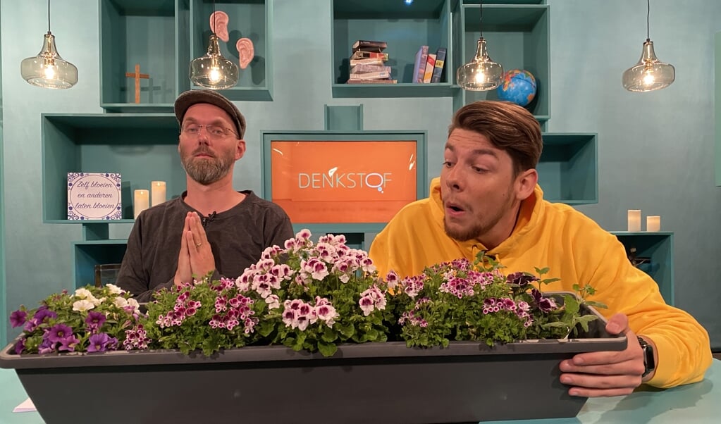 Reinier Sonneveld (l) en Joram Kaat op de set van Denkstof. 'Wat ik heb aangeleerd klopt niet, dus het geloof klopt niet.' (beeld eo / Henk-Jan Neef)
