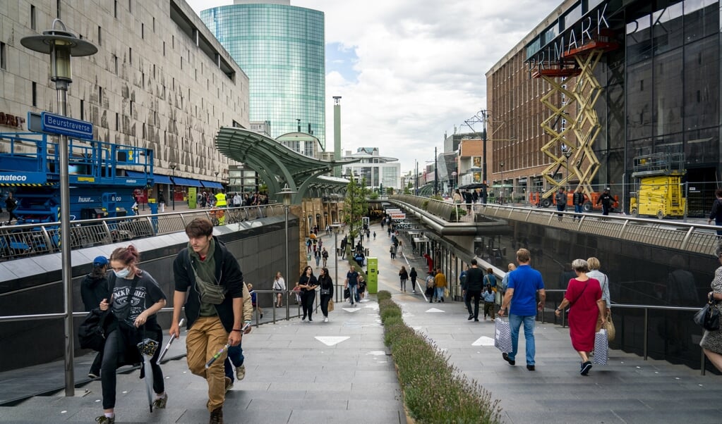 In Rotterdam en omstreken vertoont het aantal coronabesmettingen een grillig karakter met een nieuwe stijging. (beeld anp / Jerry Lampen)