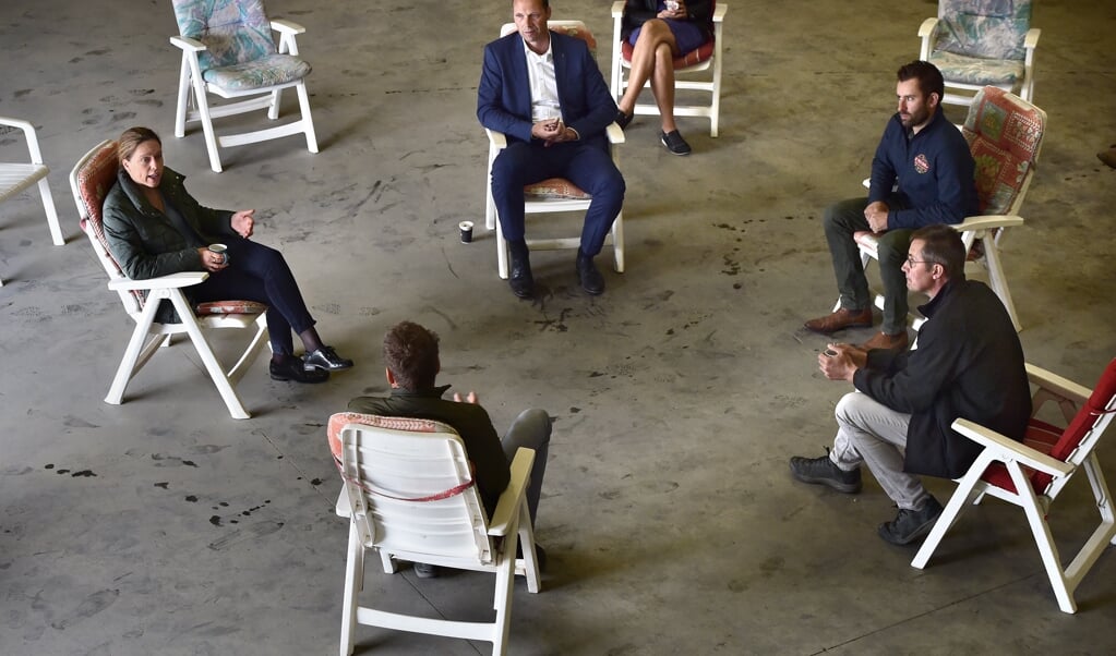 Minister Carola Schouten van Landbouw praat met boeren op werkbezoek in Stellendam. (beeld Marcel van den Bergh)