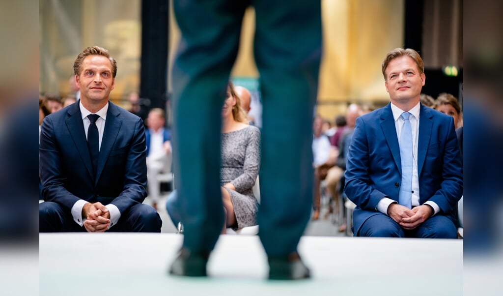 Minister Hugo de Jonge van Volksgezondheid en Kamerlid Pieter Omtzigt tijdens de bekendmaking van de eerste stemmingsronde voor de lijsttrekkersverkiezing van het CDA. (beeld anp / Bart Maat)