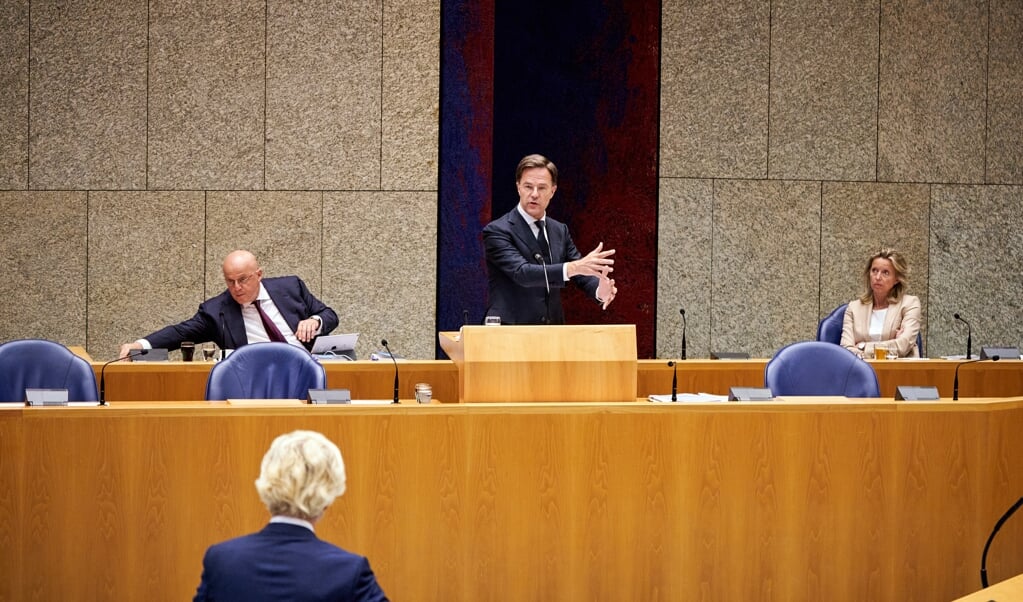 Premier Mark Rutte in debat met PVV-leider Geert Wilders tijdens het Kamerdebat over institutioneel racisme in Nederland. (beeld anp / Phil Nijhuis)