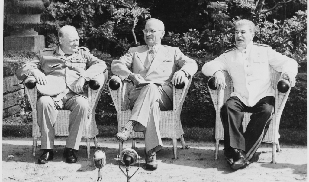 Churchill, Truman en Stalin op de conferentie van Potsdam. (beeld national archives and records administratioin)