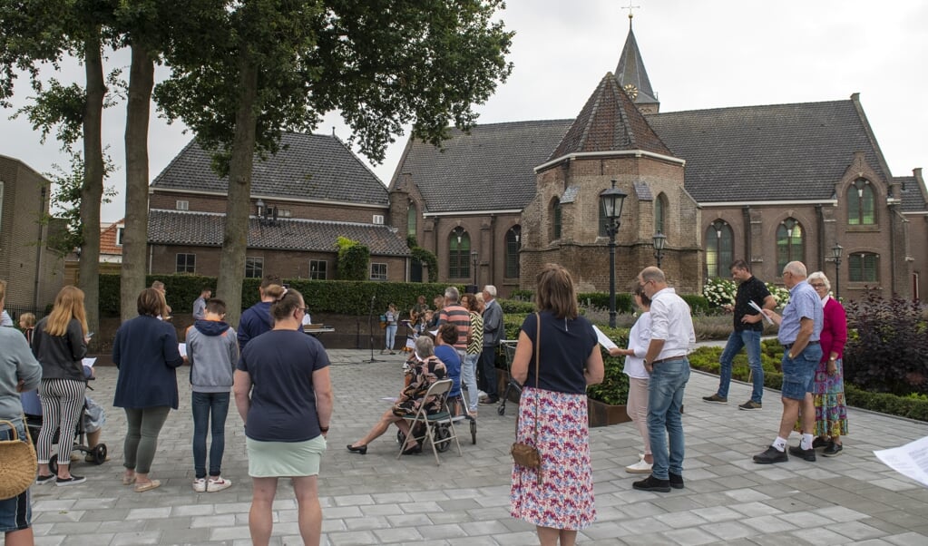 De afgelopen tijd hielden gemeenteleden eens in de twee weken op vrijdag buiten bij de Dorpskerk in IJsselmuiden een zangmoment. Afgelopen zondag zongen ze voor het eerst weer samen in de kerk. (beeld Alex Mulder)