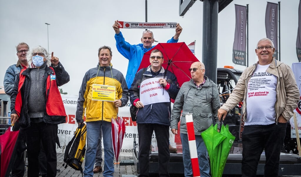 Een kleine groep boze FNV-leden protesteerde voorafgaand aan de vergadering tegen de hervorming van het pensioenstelsel. (beeld anp / Remko de Waal)