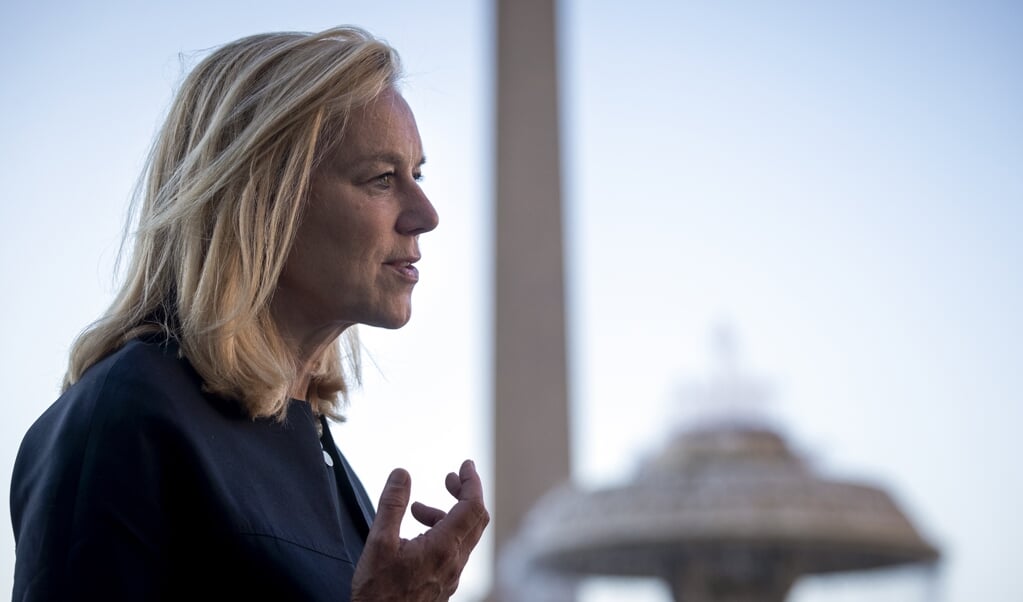 Minister Sigrid Kaag voor Buitenlandse Handel en Ontwikkelingssamenwerking op het Sint Pietersplein na afloop van een werkbezoek aan Rome en het Vaticaan. (beeld anp / Sem van der Wal)