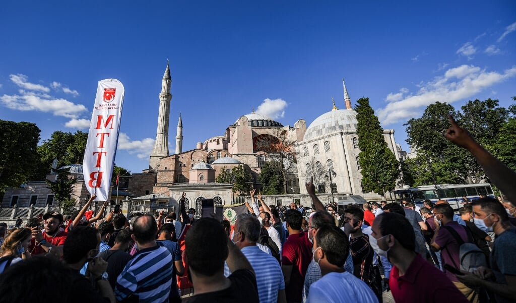 Buiten het Hagia Sophia-museum vieren mensen de uitspraak van de Turkse toprechter. (beeld afp / Ozan Kose)
