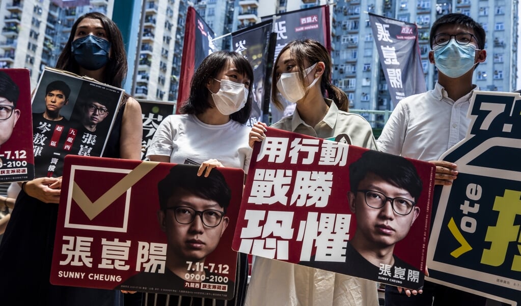 De activisten Gwyneth Ho, Leung Hoi-ching, Tiffany Yuen en Joshua Wong tijdens de voorverkiezingen van dit weekend. (beeld afp / Isaac Lawrence)