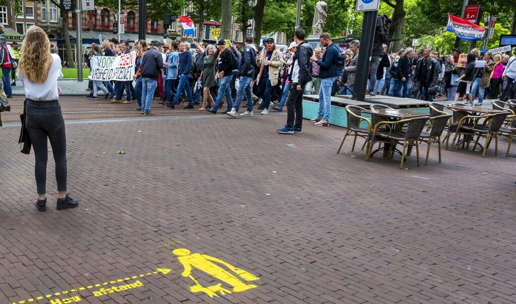 Deelnemers aan een Vrijheidsmars protesteren tegen de vrijheid beperkende maatregelen die de overheid vanwege het coronavirus heeft ingesteld. (beeld anp / Evert Elzinga)