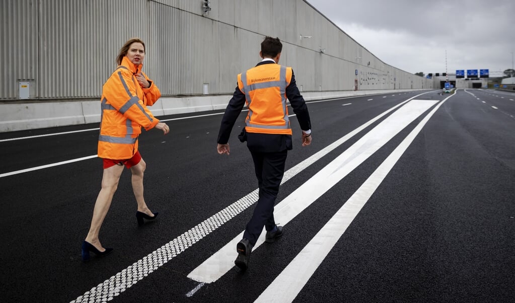 Het ministerie van Infrastructuur en Waterstaat heeft er belang bij dat nieuwe plannen worden gemaakt om voort te kunnen bestaan. Maar hoe sterk is dan de prikkel om tussentijds bij te sturen? minister Cora van Nieuwenhuizen opende zondag de eerste rijstroken van de A9 Gaasperdammertunnel. (beeld anp / Robin van Lonkhuijsen)