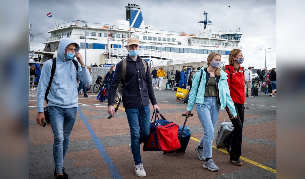 Jongeren komen van de veerboot van Rederij Doeksen af op Terschelling. (beeld anp / Sem van der Wal)