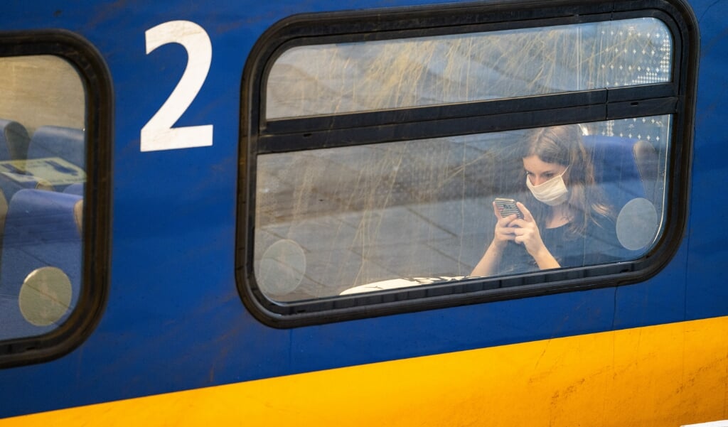 Jonge mensen zijn beter bereid om mondkapjes in het openbaar te dragen dan 65-plussers. (beeld anp / Jeroen Jumelet)