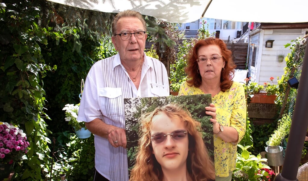 Leen en Marian Dekker verloren hun pleegzoon Remco door zelfdoding. 'Hij wilde niet mee toen de hulpverleners arriveerden en hem mee wilden nemen naar gesloten jeugdzorginstelling Schakenbosch.' (beeld Dirk Hol)