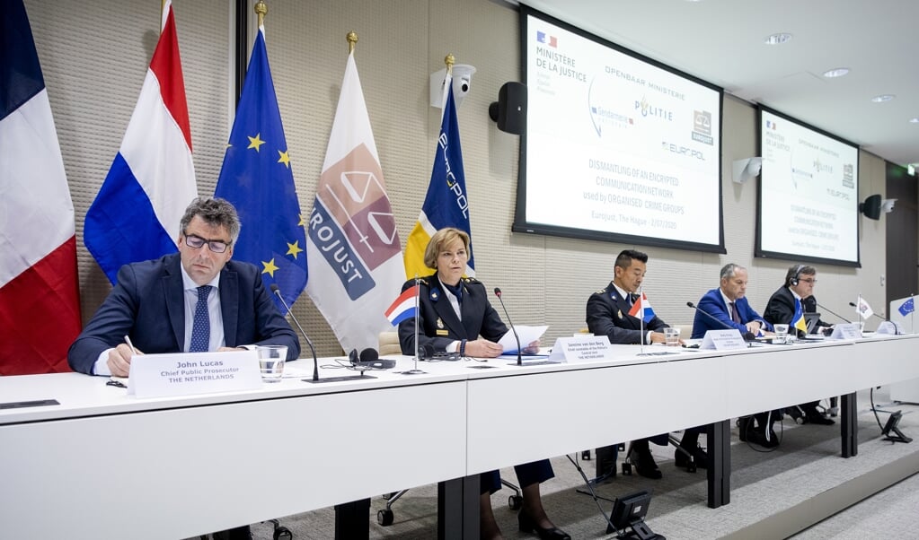 John Lucas (hoofdofficier van justitie Landelijk Parket), Jannine van den Berg (politiechef Landelijke Eenheid) en Andy Kraag (Landelijke Recherche) op het kantoor van Eurojust. (beeld anp / Sem van der Wal)