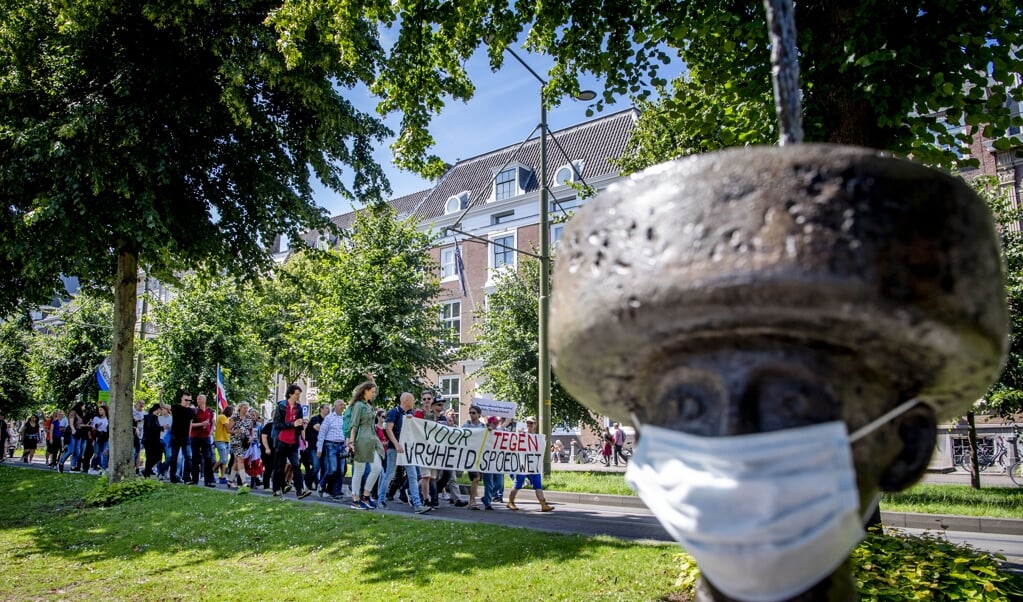Demonstranten protesteerden 12 juli tijdens een mars in Den Haag tegen de coronaregels. Het protest was georganiseerd door Viruswaanzin. (beeld anp / Robin Utrecht)