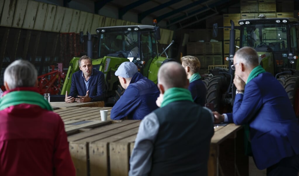 Kandidaat-lijsttrekker Hugo de Jonge bezoekt een agrarisch bedrijf tijdens zijn regionale campagnetour. De Jonge strijdt samen met staatssecretaris Mona Keijzer en Tweede Kamerlid Pieter Omtzigt om het lijsttrekkerschap van het CDA voor de Tweede Kamerverkiezingen. (beeld anp / Vincent Jannink)