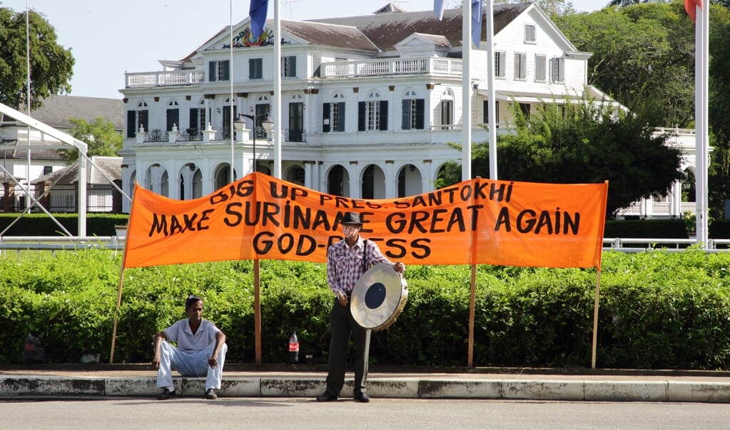 Aanhangers van Chandrikapersad Santokhi voor De Nationale Assemblee in Paramaribo waar maandag de nieuwe president van Suriname werd gekozen. (beeld anp / Ranu Abhelakh)