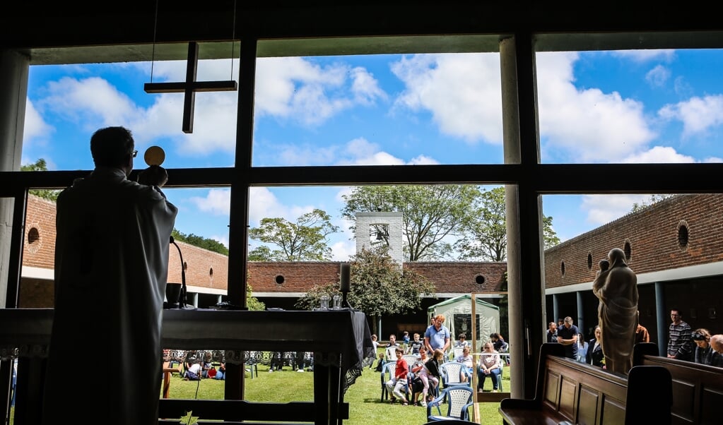 Heilige mis in de Strandkerk in Cadzand-Bad. Het toeristenpastoraat vanuit deze kerk voorziet al jaren in een behoefte. (beeld Maarten_Boersema)