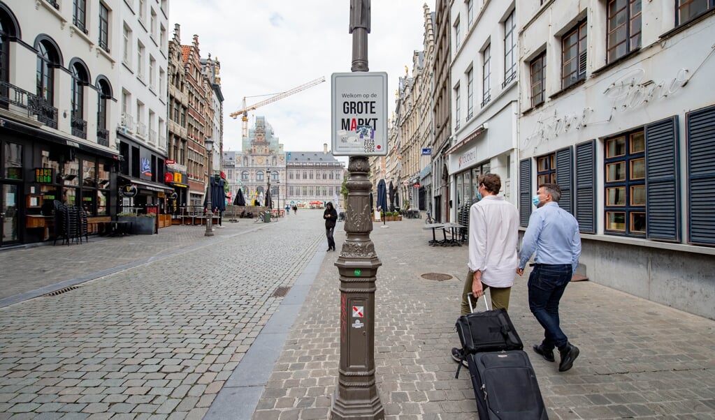 Bijna verlaten winkelstraten en toeristische locaties in de binnenstad van Antwerpen. (beeld anp / Jonas Roosens)