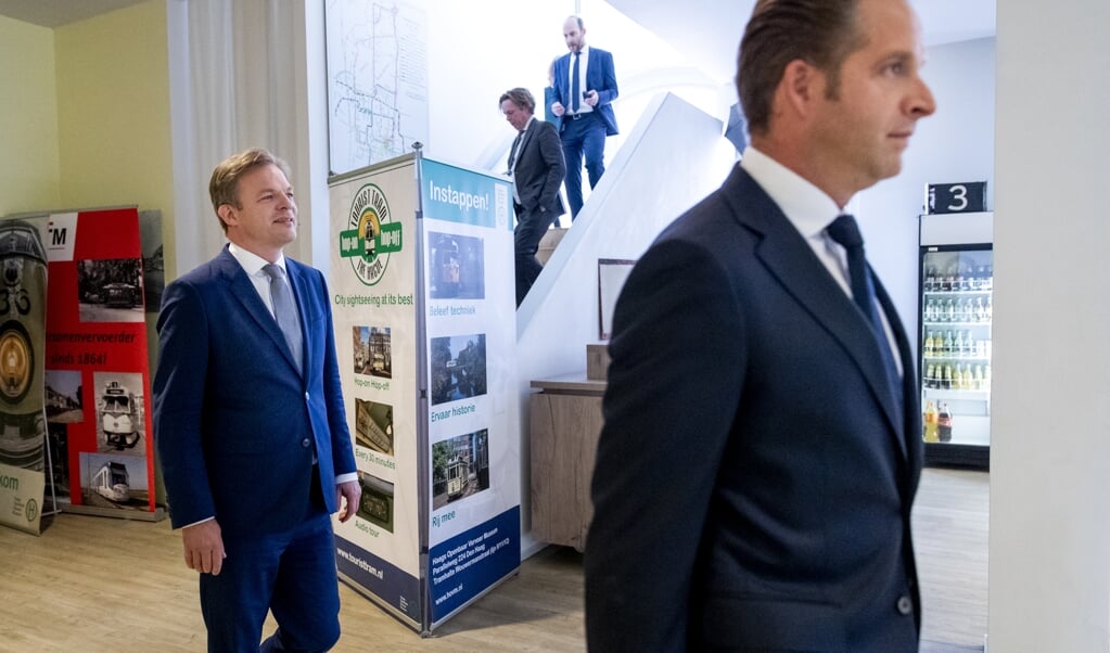 Minister Hugo de Jonge van Volksgezondheid, Welzijn en Sport (CDA) en Pieter Omtzigt (CDA) tijdens de bekendmaking van de uitslag van de tweede stemronde om het lijsttrekkerschap van het CDA. De lijsttrekkersverkiezingen liepen niet helemaal soepel. De eerste ronde moest over omdat het stemsysteem gehackt kon worden. (beeld anp / sem van der wal)